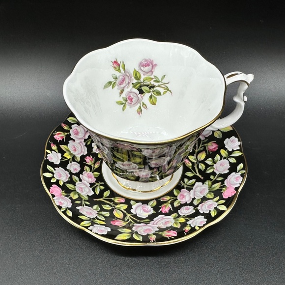 Royal Albert Merrie England Series Alton Tea Cup Saucer Set England Bone China - Picture 2 of 5